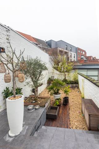 Instapklare, karaktervolle halfopen woning met 3 slaapkamers en  gezellig tuinterras (energielabel C, zonnepanelen, airco...)