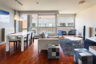 <p>Op de vierde verdieping van een verzorgd gebouw bevindt zich dit instapklare appartement van ca 90 m². Dankzij de centrale ligging tussen het nieuwe Zuidpark en het KMSKA geniet u hier van het beste wat het Antwerpse Zuid te bieden heeft.</p>
<p>De Museumstraat is een van de meest gegeerde straten van de wijk, met onder meer Delhaize, The Butcher's Store en bakkerij Dellafaille voor de deur. Ook tal van gezellige restaurants en cafésbevinden zich op wandelafstand.</p>
<p>De lichtrijke eet- en leefruimte wordt gekenmerkt door een indrukwekkende raampartij over de volledige breedte van het appartement, met een schuifraam die toegang geeft tot het terras.</p>
<p>De praktisch ingerichte keuken is voorzien van een oven, keramische kookplaat, vaatwasser en koelkast.</p>
<p>De hoofdslaapkamer van ca 16 m² biedt rechtstreeks toegang tot het tweede terras aan de achterzijde. De tweede slaapkamer van ca 10 m² leent zich perfect als kinderkamer, logeerkamer of home-office. Beide slaapkamers zijn uitgerust met ingemaakte kasten.</p>
<p>De badkamer is ingericht met een douche-in-bad en een dubbele lavabo. Verder beschikt het appartement over een apart gastentoilet en een praktische berging met aansluiting voor een wasmachine en droogkast.</p>
<p>In de ondergrondse verdieping bevinden zich een gemeenschappelijke fietsenstalling en een autostaanplaats die afzonderlijk kan worden aangekocht aan € 40.000 (excl. registratierechten).</p>