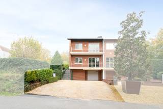 <p>Deze perfect onderhouden bel-étagewoning is rustig gelegen in een aangename straat en geniet van een prachtig verzicht op het groen. De woning combineert ruimte, comfort en functionaliteit en is ideaal voor wie op zoek is naar een gezellige gezinswoning zonder bijkomende werken.</p>
<p>Op het gelijkvloers bevindt zich een ruime garage met extra bergruimte en een laadpaal voor elektrische voertuigen. Daarnaast zijn er een praktische berging met aansluitingen voor het inrichten van een derde badkamer en een ruime wasberging.</p>
<p>Op de eerste verdieping vindt u een inkomhal met apart toilet, een eerste badkamer met douche, een volledig geïnstalleerde keuken en een lichtrijke woonkamer. Deze is momenteel opgedeeld met een tussenschot om een vierde slaapkamer te creëren, maar kan eenvoudig opnieuw tot één grote leefruimte worden omgevormd. De aangrenzende veranda doet momenteel dienst als bijkeuken of extra leefruimte en biedt rechtstreeks toegang tot het gelijkvloers.</p>
<p>De tweede verdieping omvat een nachthal met apart toilet, drie volwaardige slaapkamers en een tweede badkamer met douche. Buiten geniet u van een gezelligetuin met terras. Er bestaat bovendien de mogelijkheid om bijkomende tuinruimte in gebruik te nemen op het perceel van de buren.</p>
<p>De woning werd zorgvuldig onderhouden: de gevel werd volledig gereinigd, opnieuw gevoegd en voorzien van een duurzame coating. Verder is ze uitgerust met vliegenramen, zonnescreens, een alarmsysteem, een laadpaal. De woning is niet aangesloten op de openbare riolering, maar beschikt over een septische put.</p>
<p>Een instapklare, veelzijdige woning met een prachtig uitzicht en moderne voorzieningen — een ideale thuis voor wie comfort, rust en ruimte weet te waarderen.<br /><br /><strong>EPC 104kWh/m²</strong></p>