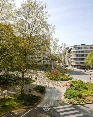 <p><span>GHENT - Appartement lumineux de deux chambres dans le quartier de la gare de Gand avec vue sur le parc</span></p><p><span> </span></p><p><span>Situé au deuxième étage de la Residentie Greenway, à l'angle de la Kortrijksesteenweg et de la Floraliënlaan, nous trouvons cet appartement prêt à l'emploi avec deux chambres à part entière, un espace de vie lumineux avec vue sur le Citadelpark, une cuisine équipée d'appareils encastrés et des installations sanitaires actualisées.</span></p><p><span> </span></p><p><span> </span></p><p><span>Ses atouts en bref : </span></p><ul><li><span>Prêt à vivre</span></li><li><span>Des espaces lumineux</span></li><li><span>Environnement verdoyant</span></li><li><span>Situation centrale, à proximité de la gare de Gand-Saint-Pierre</span></li><li><span>Local de rangement séparé avec raccordements pour lave-linge et sèche-linge</span></li><li><span>Cave privée</span></li></ul><p><span> </span></p><p><span>Aménagement : </span><span>hall d'entrée avec vestiaire, débarras séparé (buanderie), toilettes invités, séjour lumineux avec parquet authentique et cheminée décorative, cuisine intégrée, chambre avec balcon et débarras extérieur, salle de bains avec douche et lavabo, deuxième chambre avec vue sur le parc. </span></p><p><span> </span></p><p><span> </span></p><p><span>Important : </span></p><p><span>Loyer : 1 050 EUR/mois</span></p><p><span>Provision eau (K&amp;W) et chauffage : 100 EUR/mois</span></p><p><span>Provisions charges communes : 65 EUR/mois</span></p><p><span>Domicile obligatoire</span></p><p><span>Disponible à partir du 01/05/2026</span></p><p><span>EPC Label C</span></p><p><span> </span></p><p><span>Contactez l'agence immobilière Axel Lenaerts pour une visite via le site web www.axellenaerts.be/nl/huren</span></p>