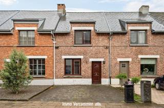 Charmante gesloten bebouwing aan de stadsrand van Mechelen, gelegen in de rustige Papenhofstraat. Deze woning werd steeds zeer goed onderhouden...