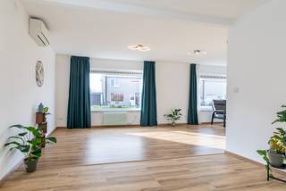 <p>Bent u op zoek naar een verduurzaamde gelijkvloerse woning met Label A? Wij heten u hartelijk welkom bij Nieuwe Stationsstraat 79 in Ravels. Een gerenoveerde en verduurzaamde woning met garage en eigen oprit heeft een woonoppervlakte van 120m2 en staat op een perceel van 679m2 eigen grond en heeft een gunstig energielabel A.</p>
<p>Middels de aangelegde voortuin met oprit bereikt u de entree van de woning. De hal is voorzien van een laminaatvloer en omdat dit een gelijkvloerse woning is toegang tot alle kamers in de woning.</p>
<p>De woning is in 2022 grondig gerenoveerd en gemoderniseerd.</p>
<p>BEGANE GROND</p>
<p>De woonkamer is voorzien van een keramische tegelvloer met houtlook en airco die kan koelen en verwarmen. U hebt direct toegang tot de open keuken, door de vele raampartijen is er veel daglichttoetreding.</p>
<p>De keuken is geplaatst in juni 2024 in een hoekopstelling en voorzien van een inductie kookplaat, een afzuigkap, een inbouwkoelkast, een combimagnetron, een anderhalve spoelbak en vaatwasser en diverse kastruimte en lades, de vloer is voorzien van een keramische tegelvloer in houtlook.</p>
<p>SLAAPKAMERS</p>
<p>Slaapkamer 1 is gelegen aan de zijkant van de woning.</p>
<p>Slaapkamer 2 is gelegen aan de zijkant van de woning.</p>
<p>Slaapkamer 3 is gelegen aan de zijkant van de woning.</p>
<p>Alle slaapkamers zijn voorzien van een keramische tegelvloer met houtlook en elektrisch verwarming.</p>
<p>De moderne badkamer is volledig betegeld en voorzien van een dubbele wastafel met meubel, een radiator, een inloopdouche en toilet.</p>
<p>Naast het toilet in de badkamer, is er een separaat toilet aanwezig.</p>
<p>GARAGE</p>
<p>De volledig gemoderniseerde garage is gecompartimenteerd in een gedeelte garage met elektrische garagedeur en een gedeelte met een keukenblok met enkele spoelbak en magnetron, de aansluitingen van de wasmachine en droogkast zijn hier aanwezig, via de achterdeur heeft u direct toegang tot de tuin. Tevens heeft u via de garage toegang tot de kruipruimte.</p>
<p>TUIN</p>
<p>De op het noorden gesitueerde tuin is voorzien van een terras en een gazon waar heerlijk vertoefd kan worden met een vrij uitzicht over de achtergelegen weilanden.</p>
<p></p>
<p>BIJZONDERHEDEN</p>
<ul>
<li>Bouwperiode 1970;</li>
<li>Energielabel A, geldig tot 20/11/2034;</li>
<li>Woonoppervlak: 120m2;</li>
<li>Perceeloppervlak: 679m2;</li>
<li>Bruto inhoud: 540m3;</li>
<li>1 garage en 1 berging/container;</li>
<li>Zonnepanelen (20 stuks van 2024);</li>
<li>Woning is in 2022 grondig gerenoveerd en verduurzaamd;</li>
<li>Elektrische radiatoren op wifi;</li>
<li>Elektrische boiler op wifi en kan worden geprogrammeerd;</li>
<li>De woning wordt verwarmd en gekoeld door twee warmtepompen;</li>
<li>2 airco’s aanwezig op wifi (zowel koelen als verwarmen);</li>
<li>Keuken geplaatst in juni 2024, ruimte voor eiland te plaatsen;</li>
<li>Elektrische installatie conform tot 17/02/2050;</li>
<li>Slimme meters en geen gas;</li>
<li>Stookolietank gesaneerd en afgvuld;</li>
<li>Grondwaterpomp van 16meter diep;</li>
<li>Woning geschikt voor ouderen of mindervaliden;</li>
<li>Slaapkamers en badkamer op gelijkvloers/begane grond;</li>
<li>NEN 2580 meetrapport beschikbaar;</li>
<li>Gelegen in een rustige omgeving;</li>
</ul>
<p>Van Baarle Makelaardij heeft alle informatie in deze advertentie met de grootst mogelijke zorgvuldigheid samengesteld. Ondanks de betrachte zorgvuldigheid kan de gepubliceerde informatie onvolledig of onjuist zijn. Van Baarle Makelaardij aanvaard geen enkele aansprakelijkheid voor enige onvolledigheid, onjuistheid of anderszins dan wel gevolgen daarvan. U kunt ons uiteraard helpen de informatie correct te houden. Onjuistheden of tips kunt u telefonisch of per e-mail aan ons doorgeven.<br /><br />Meer informatie kunt u vinden op: https://www.vanbaarlemakelaardij.com/</p>
<p></p>