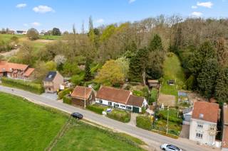 **** BOEK UW BEZOEK VIA WWW.POLARES.EU ***<br />Op zoek naar een uitzonderlijke eigendom waar ruimte, rust en mogelijkheden centraal staan? Deze prachtige, karaktervolle hoeve in het groene Ottenburg biedt het allemaal. Gelegen op een royaal perceel van 35 are, geniet u hier van een weelderige tuin met sfeervolle terrassen en een idyllische vijver – een oase van rust midden in de natuur.<br />De woning is momenteel opgedeeld in twee volwaardige wooneenheden, wat tal van mogelijkheden biedt: kangoeroewonen, co-housing, investering of een combinatie van wonen en werken.<br /><br />Woning 1 (nr. 33): Via de inkomhal betreedt u een gezellige leefruimte met open keuken, comfortabel én praktisch. Aansluitend bevindt zich een handige berging. Op de verdieping zijn er twee slaapkamers en een badkamer. Aan de linkerzijde van de woning vindt u parkeergelegenheid en een aangenaam terras met tuintje.<br /><br />Woning 2 (nr. 35): Deze ruime woning verwelkomt u met een inkomhal en gastentoilet. De leefkeuken en eetkamer vormen het hart van het huis en stralen warmte en gezelligheid uit. Op het gelijkvloers vindt u bovendien een bureau en slaapkamer met ensuite badkamer, een tweede ruime slaapkamer en nog een extra badkamer. Verder ook nog een handige berging en inpandige garage. <br />De verdieping biedt een riante nachthal (momenteel ingericht als zithoek), een luxueuze master bedroom met een prachtige ensuite badkamer, en aan de andere zijde nog een extra slaapkamer met douche.<br /><br />De buitenruimte is zonder twijfel een van de grootste troeven: een prachtig tuin waar natuur en privacy hand in hand gaan.<br /><br />Deze unieke eigendom biedt een zeldzame combinatie van charme, flexibiliteit en een uitzonderlijke ligging. <br />Een buitenkans voor wie op zoek is naar iets bijzonders!