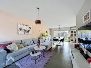 <p>Instapklare woning in een rustige en kindvriendelijke omgeving bestaande uit een inkomhal met afzonderlijk toilet, ruime woonkamer met eet-en zithoek, Polyvalente ruimte (speel of bureauhoek), ruime open keuken, garage met sectionale poort + was/bergplaats en een onderhoudsvriendelijke privatieve tuin met groot terras en tuinberging. Op het verdiep zijn 3 volaardige slaapkamers, nachthal met bergruimte, recent vernieuwde badkamer (inloopdouche, ligbad en mooi lavabomeubel) en een trapluik naar de geïsoleerde zolder.</p>
<p></p>
<p>Extra troeven:</p>
<ul>
<li>Energiezuinig</li>
<li>Voorzien van 12 zonnepanelen</li>
<li>Airco’s (gelijkvloers en verdieping)</li>
<li>Conforme keuring elektriciteit</li>
<li>Regenwaterput van 10.000L</li>
<li>Waterontharder</li>
<li>Doodlopende straat</li>
<li>Rustige en kindvriendelijke omgeving</li>
<li>In de nabijheid van scholen, winkels en openbaar vervoer</li>
<li>Instapklaar</li>
</ul>
<p></p>
<p>Deze woning is te koop zonder makelaar via het concept van Smart Houses! Verdere inlichtingen of bezoek? Contacteer rechtstreeks de eigenaar via <span>+32498687799</span></p>