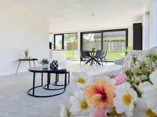 <p><span><u>Mogelijkheid tot aankoop à verlaagd BTW-tarief (6%)!!!</u></span></p>

<p><br />STIJLVOLLE HALFOPEN NIEUWBOUWWONING met ZONNIGE TUIN en ENERGIEZUINIGE TECHNIEKEN op een perceel van 571,5 m². Deze volledig afgewerkte woning combineert een STRAK ARCHITECTURAAL ONTWERP met duurzame voorzieningen zoals ZONNEPANELEN, WARMTEPOMP en VLOERVERWARMING, waardoor ze moeiteloos voldoet aan de huidige energienormen. Met een BEWOONBARE OPPERVLAKTE VAN 168 M² geniet u van een RUIME EN LICHTRIJKE LEEFRUIMTE waar GROTE RAAMPARTIJEN zorgen voor een aangename verbinding met de perfect georiënteerde tuin. De open indeling sluit naadloos aan op de MODERNE KEUKEN MET KOOKEILAND, een ideale plek voor zowel dagelijks comfort als gezellige momenten met familie en vrienden. Verder beschikt het gelijkvloers over een PRAKTISCHE BERGING/WASPLAATS. Op de verdieping bevinden zich DRIE VOLWAARDIGE SLAAPKAMERS en een smaakvol ingerichte badkamer. Buiten geniet u van RUST, PRIVACY EN EEN ZONNIGE TUIN die uitnodigt tot ontspannen. Gelegen in een RUSTIGE, LANDELIJKE OMGEVING met een vlotte bereikbaarheid naar Brakel en Zwalm. Bovendien is de woning VOLLEDIG INSTAPKLAAR: meubels plaatsen en meteen genieten.<br /><br />Adres: Heuvelgem op grens van Zwalm - Brakel<br /><br />P-score: B, G-score: B</p>