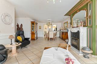 <p><strong>1-slaapkamer appartement met garage in hartje Lille – zonder gemeenschappelijke kosten!</strong></p>
<p>Dit hoogwaardig afgewerkt appartement met<span> <strong>1</strong></span><strong> slaapkamer </strong><span> </span>bevindt zich op een<span> </span><strong>centrale ligging</strong><span> </span>in het centrum van Lille. Het appartement is voorzien van een<span> </span><strong>functionele keuken</strong>,<span> </span><strong>badkamer</strong>,<span><b> </b></span><span> </span>en een<span> </span><strong>aangenaam groot terras</strong><span> </span>waar je heerlijk kan genieten van de buitenlucht.</p>
<p>De bereikbaarheid is een groot pluspunt: op slechts<span> </span><strong>1,7 km van de autosnelweg Eindhoven – Antwerpen</strong><span> </span>ben je in geen tijd onderweg richting stad of werk.</p>
<p>Een extra troef:<span> </span><strong>er zijn geen gemeenschappelijke kosten</strong><span> </span>verbonden aan dit appartement!</p>
<p>Kortom, een ideale woonst voor wie comfortabel wil wonen met alle voorzieningen binnen handbereik.</p>