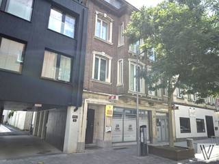 Pal in het centrum van Izegem, gelegen in de Marktstraat, vinden we dit gelijkvloers pand terug, met maar liefst een bruikbare oppervlakte van om...