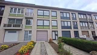<p><span>In een autoluwe woonwijk nabij het Cogelspark bieden wij u deze te renoveren belle étage woning. </span></p><p><span>Deze oerdegelijke woning is steeds prima onderhouden waardoor men op eigen tempo en volgens eigen noden en budget de renovatie werken kan spreiden.</span></p><p><span>Naast de garage heeft men ook op en voor de oprit voldoende parkeergelegenheid. Verder beschikt deze woning met haar 3 slaapkamers en grote tuin over de juiste indeling om van deze belle étage de ideale gezinswoning te maken. Schrik jij niet terug om zelf de handen uit de mouwen steken en zie je het ook als een voordeel om je eigen afwerking te kiezen?</span></p><p><span>Boek dan snel een afspraak en kom zeker niet TE LAET! </span></p><p><span> </span></p>