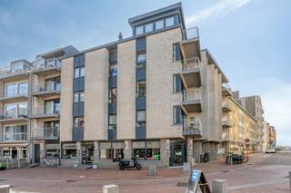 Op een uiterst toeristische ligging bevindt dit horecapand zich, thans uitgebaat onder de naam 'Nomadi'.<br /><br />Gelegen vlak aan de Zeedijk in Blankenberge.<br /><br />Beschrijving: Ruime verbruikszaal - toiletten - keuken<br /><br />Onmiddellijk beschikbaar