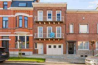 <p><strong>Immeuble de rapport idéalement situé avec 2 appartements, grand garage et espaces de stockage supplémentaires dans l’une des plus belles rues de Renaix !</strong> Ce bien offre une excellente opportunité pour les investisseurs à la recherche d’un investissement immobilier solide avec du potentiel. Avec une superficie habitable d’environ 250 m² sur un terrain de 114 m², vous bénéficiez d’une construction robuste offrant de nombreuses possibilités de rénovation et d’optimisation.</p>
<p><strong>DISPOSITION :</strong><br />Rez-de-chaussée : spacieux garage pouvant accueillir plusieurs voitures ainsi que des espaces de rangement supplémentaires.<br />Étage : deux appartements spacieux, chacun composé d’un séjour, d’une cuisine partiellement équipée, d’une salle de bain et de 2 chambres. Chaque appartement dispose de compteurs séparés.</p>
<p>À l’extérieur, le bien dispose d’une terrasse d’environ 20 m².</p>
<p><strong>Pour qui ce bien est-il idéal ?</strong><br />♦ Pour les investisseurs à la recherche d’un immeuble de rapport avec potentiel.<br />♦ Pour ceux qui souhaitent rénover et créer de la valeur dans un emplacement de choix.</p>
<p>Visite sur rendez-vous avec Immo Beguin : info@immobeguin.be</p>