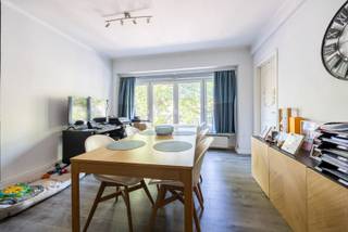 Bent u op zoek naar een instapklaar appartement met 2 à 3 slaapkamers? Of bent u eerder op zoek naar een interessante investering met een aantrekkelijk verhuurpotentieel? Dan stellen wij u graag dit verzorgd appartement voor, gelegen op de eerste verdieping, op een uitstekende locatie nabij het Rivierenhof.<br /><br />Indeling<br />U betreedt het appartement via de centrale inkomhal. Vooraan bevindt zich de woonkamer (26,50m²), met voldoende ruimte voor een salon en eetplaats. Aansluitend bevindt zich een eerste kamer, die kan worden ingericht als slaapkamer of bureel.<br />Centraal treffen we de badkamer aan, voorzien van een inloopdouche en dubbele lavabo. Daarnaast is er een apart toilet aanwezig.<br />Achteraan bevindt zich de ruime keuken (14m²), uitgerust met de nodige toestellen en voorzien van plaats voor een wasmachine en droogkast. Via de centrale inkomhal bereikt u nog de tweede en daarachter de derde slaapkamer.<br />Bij dit appartement hoort de privatieve kelderberging gemerkt "KOLEN 2".<br /><br />Ligging<br />Het appartement is uitstekend gelegen, op wandelafstand van winkels, scholen en het Rivierenhof. Ook belangrijke verbindingswegen en het openbaar vervoer bevinden zich in de nabije omgeving. Kortom: een centrale ligging met alles binnen handbereik!<br /><br />Pluspunten<br />- 2 à 3 slaapkamers<br />- Kelderberging inbegrepen<br />- Elektriciteit conform tot en met 2046<br />- Hoofddak vernieuwd en geïsoleerd in 2025<br />- HR-beglazing<br />- Energielabel B<br />- Interessant als investering voor verhuur<br /><br />Wenst u meer informatie of plant u graag een bezichtiging in? Neem dan contact op met One Vastgoed via 03 360 85 30.