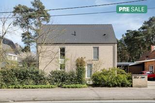 Wie op zoek is naar een instapklaar huis in de regio Kasterlee, mag deze kans niet missen. Deze woning uit 2019 combineert modern wooncomfort met een uitstekende energetische score. Het perceel van maar liefst 1.073 m² biedt alle ruimte om te ontspannen.De locatie is een absolute troef voor gezinnen en natuurliefhebbers. Aan de achterzijde van de tuin geeft een poortje direct toegang tot een veilige, autoluwe route naar de lokale basisschool. Aan de overzijde van de straat wandelt u zo het bos in richting recreatiedomein Floreal. Bovendien is dit huis uitgerust met 5kW aan zonnepanelen, een laadpaal en 2 regenwaterputten, wat het een toekomstbestendige investering.Indeling:Gelijkvloers:- Inkomhal met gastentoilet- Lichtrijke, open leefruimte - Volledig ingerichte open keuken- Praktische berging naast de keuken- Wasplaats- Recente veranda (2 jaar oud)Eerste verdieping:- Twee volwaardige kinderkamers- Ruime hoofdslaapkamer met dressing- Open bureauruimte- Badkamer voorzien van ligbad en douche- Apart toilet op de nachthalBergzolder (mogelijkheid tot verdere afwerking)Volledige kruipruimte Dankzij de vloerverwarming op het gelijkvloers en de uitstekende ventilatie (C+) geniet u hier het hele jaar door van een optimaal binnenklimaat. De eigendom wordt aangeboden via de Pre-sale formule. Van 18/04/2026 om 13:00 tot 24/04/2026 om 17:00 kan u de woning op afspraak komen bezichtigen en een bod uitbrengen. De vermelde prijs is een instelprijs. Voor meer info, gelieve contact op te nemen met de dossierverantwoordelijke.Bestuursmaatregelen in het maatregelenregister: in aanvraag