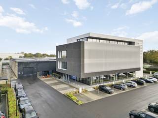 Bâtiment commercial à louer à Deerlijk, composé d'un entrepôt d'environ 3 000 m², d'un espace extérieur pavé d'environ 3 000 m² et de bureaux de 50...