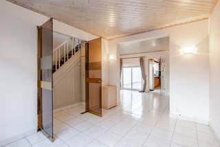 Welkom in deze verrassend ruime woning, ideaal gelegen in het gezellige Schellebelle.. De woning bevindt zich op wandelafstand van winkels,...