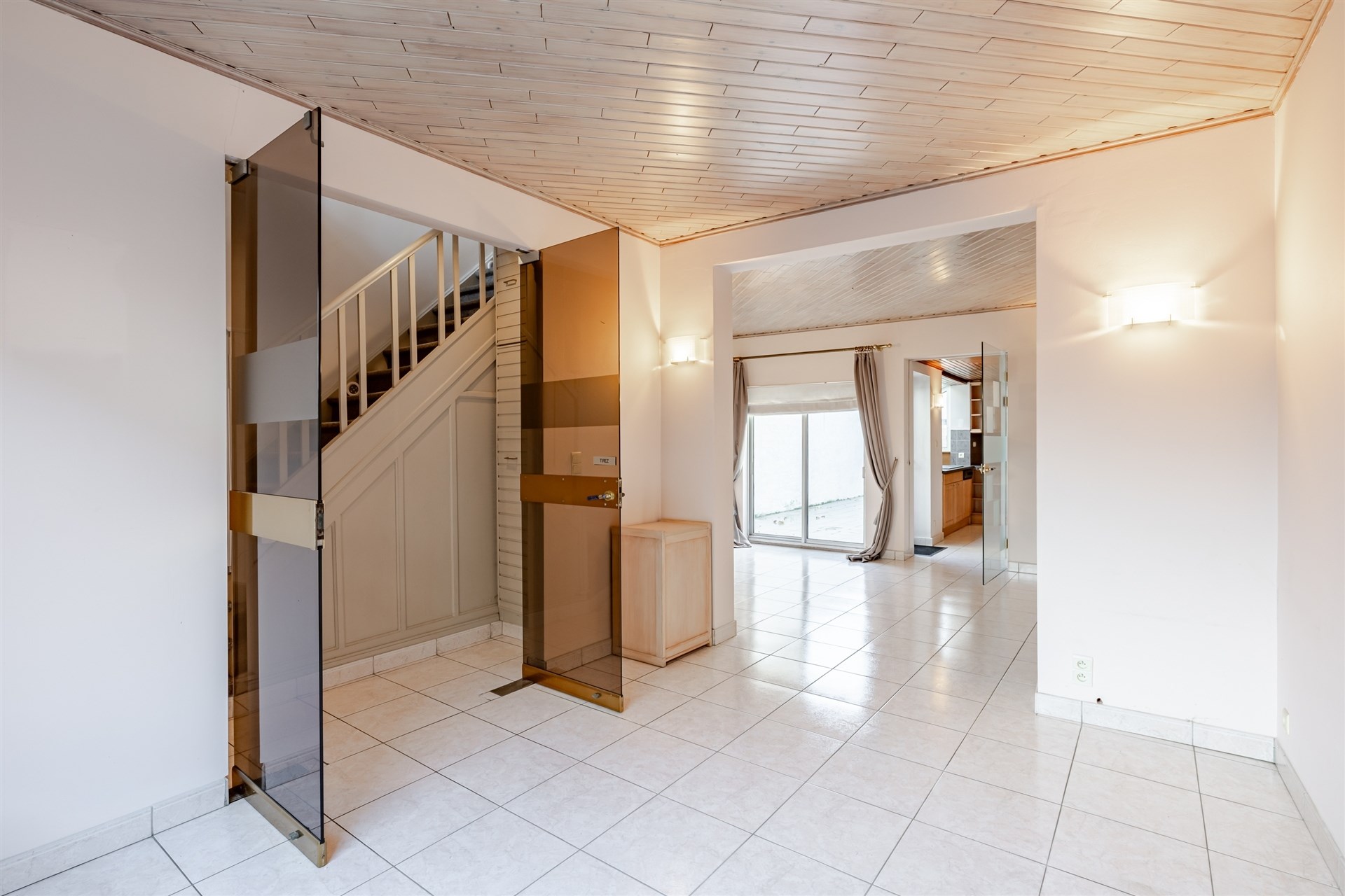 Gezellige rijwoning met uitzonderlijke grote tuin en externe garage in hartje Schellebelle - foto 3