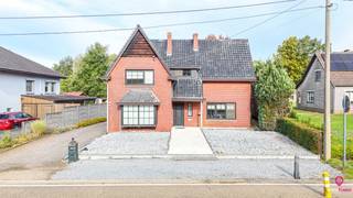 <p>Bij ImmoFusion 7/7 “open huis” : klik op onze 3D-TOUR.</p>
<p>Deze karaktervolle open bebouwing uit 1961 werd recent volledig en met veel zorg gerenoveerd. Het resultaat is een bijzonder nette, lichtrijke woning waarin het originele karakter mooi gecombineerd wordt met een moderne, frisse uitstraling. Zodra je de woning binnenstapt, voel je meteen de warmte en gezelligheid die deze plek uitstraalt – een echte thuis.<br /><br /></p>
<p>Binnenin zorgt de doordachte renovatie voor hedendaags comfort zonder in te boeten aan charme. De landelijke keuken is volledig geïnstalleerd en uitgerust met een ingebouwde koelkast, vaatwasmachine en oven. Deze keuken is niet alleen praktisch, maar ook een sfeervolle plek om te koken en te vertoeven.<br /><br /></p>
<p>De badkamer is stijlvol afgewerkt en voorzien van een inloopdouche en een modern dubbel lavabomeubel. Alles is met zorg gekozen en professioneel geplaatst, waardoor de woning volledig instapklaar is.<br /><br /></p>
<p>In de tuin is er en superleuk overdekt terras aanwezig en geniet je hier van alle rust! Daarnaast is er ook een grote weide aanwezig, perfect voor dieren!<br /><br /></p>
<p>Pluspunten:</p>
<p>- zeer rustige ligging</p>
<p>- conforme elektrische keuring</p>
<p>- centraal gelegen tussen Beringen, Zolder, Heusden en Zonhoven</p>
<p>- een perceel van maar liefst + 23 are groot!</p>
<p>- 3 ruime slaapkamers</p>
<p>- mooi karakterhuis</p>
<p>- grote voortuin en veel parking</p>
<p>- zolderruimte</p>
<p>- niet ver van het centrum en toch zeer rustig<br /><br /></p>
<p>Voor een bezichtiging ter plaatse of meer info, bel ons op 078/78.78.70, of kom gewoon binnen op ons kantoor, steeds welkom!</p>