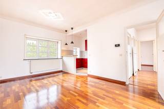 <strong>Boulevard Lambermont</strong> – In the heart of Schaerbeek, close to Josaphat Park and all amenities (public transport, shops, sports centre, school, etc.), TREVI presents a lovely apartment full of character, comprising: Entrance hall with vestibule and toilet, spacious and bright living/dining room, bedroom and shower room. Estimated service charges: ± €90/month (communal charges, insurance). Available immediately. Energy Performance Certificate (EPC): G.