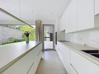LIGGING:<br /><br />Deze woning is uitstekend gelegen in de Molenstraat, op een boogscheut van het gezellige centrum van Aalter. Winkels, scholen, supermarkten en horeca bevinden zich op wandel- of fietsafstand. Bovendien is de bereikbaarheid een absolute troef: zowel het treinstation van Aalter als de op- en afrit van de E40 (met een vlotte verbinding naar Gent en Brugge) zijn in slechts enkele minuten te bereiken.<br /><br />INDELING:<br /><br />Inkomhal - toilet - leefruimte - bureau - keuken (koelkast, vaatwas, inductie kookplaat, dampkap, gootsteen, microgolf, oven) - wasruimte met aansluiting wasmachine - bureauruimte - bovenhal - toilet - 3 slaapkamers - badkamer met bad en douche - doucheruimte - tuin - overdekt terras - bergingruimte - garage.<br /><br />EXTRA INFO:<br /><br />Deze woning is beschikbaar vanaf heden.<br />De verwarming is voorzien op basis van geothermie met zorgt voor een extreem energiezuinige woning. <br /><br />Deze extreem energiezuinige geothermiewoning beschikt over 18 zonnepanelen (piekvermogen 8,1 kWp) en een thuisbatterij (19,2 kW).<br />Daarenboven is er het Centraal Energie Management Systeem (LUKA - CEMS); dit zorgt automatisch voor maximaal gebruik van de zelf geproduceerde energie, het vermijden van piekverbruik (capaciteitstarief minimaliseren), afname van stroom van het elektriciteitsnet wanneer deze het goedkoopst is (bij dynamisch uurtarief).<br /><br />De eigendom is volledig geschilderd en overal voorzien van lichtarmaturen. Elk raam is voorzien van screens of automatische rolluiken.<br /><br />In de tuin kan je genieten van zalige buitenmomenten in combinatie met de netjes aangelegde tuin. Op de oprit is er voldoende plaats om de wagens comfortabel te kunnen parkeren.<br /><br />BEZOEKAANVRAAG:<br /><br />Interesse om deze woning te bezoeken? Vraag dan zeker je bezoek aan via MijnHuurprofiel! 