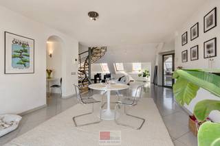 Duplexappartement gelegen op de 3de en 4de verdieping van Residentie Passage Begas. Dit ruim appartement van 230 m² is gelegen in het centrum van Lanaken en is voorzien van 3 slaapkamers, 2 badkamers en een eigen parkeerplaats en berging in de kelderverdieping. <br /><br />Omdat het appartement in het centrum gelegen is, zijn de belangrijkste dagdagelijkse voorzieningen op wandelafstand. Denk maar aan supermarkten, scholen en sportfaciliteiten. Ook is het centrum van Maastricht op slechts 10 autominuten afstand gelegen.<br /><br />Bezichtig deze woning ook digitaal en 'loop' zelf door de woning. Kijk daarvoor op onze website of via: <br />my.matterport.com/show/?m=8ungtX357ih<br /><br />Indeling:<br />Derde verdieping: <br />- Inkomhal met vestiaire en betegeld gastentoilet met wastafeltje;<br />- Berging met C.V.-ketel en boiler;<br />- De L-vormige woonkamer is uitgerust met Veluxramen en heeft toegang tot 2 terrassen;<br />- Keuken met een 4-pits gasfornuis, oven, afwasmachine, magnetron en een spoelbak;<br /><br />Vierde verdieping: <br />- Overloop met toegang naar de 3 slaapkamers en 2 badkamers;<br />- Masterbedroom met een ensuite badkamer (douche, ligbad, toilet, dubbele lavabo);<br />- Badkamer 2 uitgerust met een ligbad, toilet, dubbele lavabo, inbouwkasten en wasmachineaansluiting; <br /><br />Parkeerkelder:<br />- Voorzien van 1 parkeerplaats;<br />- Kelderberging;<br />- De parkeerkelder is te bereiken via het Europaplein middels een elektrische poort. <br /><br />Er is een lift in het gebouw.<br />De gemeenschappelijke kosten bedragen: € 145 per maand.<br /><br />Energieprestatie en binnenklimaat (EPB-EPC)<br />Certificaat beschikbaar: ja <br />EPC certificaatnummer: 20220221-0002550663-RES-1<br />Berekende energiescore: (kWh/m²): 255<br />Het certificaat is geldig tot en met: 21/02/2032<br />Elektrische installatie: ja, niet conform<br /><br />Informatie stedenbouwkundige voorschriften:<br />Stedenbouwkundige vergunning: ja<br />Meest recente bestemming: gebieden voor gemeenschapsvoorziening en openbaar nut, woongebieden<br />Dagvaarding uitgebracht: neen<br />VOORKOOPRECHT OP DIT GOED: neen<br />VERKAVELINGSVERGUNNING: neen<br />WATERGEVOELIG OPENRUIMTEGEBIED: neen<br />Maatregelenregister: neen <br /><br />Overstromingsgevoelige gebieden: <br />Perceelscore of P-score : A<br />Gebouwenscore of G-score: A<br />Ligging in Signaalgebied: neen<br />Ligging in afgebakende oeverzone of afgebakend overstromingsgebied: neen<br /><br />A:geen overstroming gemodelleerd B: kleine kans op overstromingen onder klimaatverandering C: kleine kans op overstromingen D: middelgrote kans op overstromingen<br /><br />Beschermd erfgoed<br />GEINVENTARISEERD ERFGOED: neen<br />BESCHERMD ONROEREND ERFGOED: neen