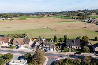 <strong>Degelijke woning met veel potentieel en prachtig uitzicht in Ruien - Grote Herreweg 240 te Kluisbergen</strong><br />Vlak bij het centrum van Ruien, een deelgemeente van Kluisbergen, bevindt zich deze bijzonder degelijke woning met tal van renovatiemogelijkheden. Dankzij het prachtige uitzicht over de omliggende velden, met zicht op de Kwaremont en het Kluisbos, geniet u hier van een unieke woonomgeving.<br /><br /><strong>Indeling</strong><br />Op het gelijkvloers vindt u een inkomhal met afzonderlijk toilet, een ruime leefruimte, een keuken en een garage.<br />De eerste verdieping beschikt over drie slaapkamers en een badkamer. Daarnaast biedt de woning twee zolderruimtes en een droge kelder, ideaal als extra bergruimte.<br />De mooie tuin met weids uitzicht vormt een heerlijke plek om volledig tot rust te komen.<br /><br /><strong>Troeven</strong><br />Zeer degelijke constructie<br />Veel renovatie- en inrichtingsmogelijkheden<br />Drie slaapkamers<br />Garage, twee zolderruimtes en een droge kelder<br />Mooie tuin met prachtig uitzicht<br />Gunstige ligging vlak bij het centrum van Ruien<br />Bent u op zoek naar een solide woning die u volledig naar eigen smaak kunt renoveren? Dan is dit pand beslist een bezoek waard.<br />Interesse? Neem contact op met Jens via 0488 98 13 30 of jens@immoboss.be.