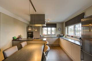 Dit charmante appartement is gelegen op een boogscheut van het centrum en op slechts enkele minuten verwijderd van de autosnelweg E34,...