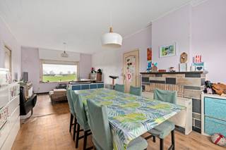 &gt;<strong>Ligging &amp; Indeling</strong><br />Hier geniet u dagelijks van weidse, landelijke uitzichten rondom de woning. Het terras en de ruime zijtuin vormen de perfecte plek om tot rust te komen terwijl u uitkijkt over het open polderlandschap. De combinatie van groen, ruimte en privacy maakt dit tot een zeldzaam aanbod in de regio.
<h3>Deze woning beschikt over een lichtrijke leefruimte en keuken, waar grote raampartijen zorgen voor een maximale connectie met de omgeving. Verder zijn er momenteel meerdere slaapkamers aanwezig, met de mogelijkheid tot het creëren van 3 volwaardige - ideaal voor gezinnen of wie extra ruimte wens voor een bureau of hobbykamer. Een grote, vlot toegankelijke garage met bijkomende berging biedt tal van praktische mogelijkheden, zowel voor de wagen, fietsen als extra werk/opslagruimte.<br /><br /><strong>Renovatiekans met potentieel</strong><br />Deze woning vraagt opfrissingswerken, maar biedt net daardoor een unieke kans om ze volledig naar eigen smaak en stijl in te richten. Met de juiste aanpak kan dit pand uitgroeien tot een charmante en karaktervolle dijkwoning op een werkelijk uitzonderlijke locatie.</h3>
<h3><strong>Troeven</strong></h3>
<ul><li><strong>Unieke ligging met panoramisch zicht</strong></li><li><strong>Uitzicht op de Isabellapolder</strong></li><li><strong>Ruime zijtuin en terras</strong></li><li><strong>Grote toegankelijke garage met berging</strong></li><li><strong>Mogelijkheid tot 3 slaapkamers</strong></li><li><strong>Lichtrijke leefruimte</strong></li><li><strong>Renovatiepotentieel</strong></li></ul>
<p><strong>UW DROOMWONING? ZO GEVONDEN!</strong></p>