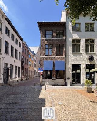 Bent u op zoek naar een stijlvolle handelsruimte met een goede zichtbaarheid op een centrale locatie in Maaseik? Dan is dit volledig gerenoveerde gelijkvloerse handelspand aan de Markt misschien iets voor u. <br /><br />Met een bruikbare oppervlakte van ongeveer 70 vierkante meter (ca. 4 meter breed en 18 meter diep) biedt dit pand tal van mogelijkheden voor uiteenlopende commerciële activiteiten. Dankzij de vele raampartijen rondom het pand geniet uw zaak van een maximale visibiliteit, waardoor u in het oog springt bij voorbijgangers en bezoekers van het marktplein.<br /><br />Binnenin werd het handelspand volledig gerenoveerd en afgewerkt. De klassieke gevel zorgt bovendien voor een representatief visitekaartje voor uw onderneming.<br /><br />Het pand beschikt over een moderne keuken uitgerust met een koelkast, wasbak, ingebouwde kasten en een vaatwasser. Daarnaast is er een apart toilet met lavabo aanwezig. De toegang tot het handelspand verloopt via een aparte zijdeur. Het pand is uitgerust met een alarmsysteem.<br /><br />Via een vaste trap naar beneden bereikt u de kelder. Deze is ongeveer even groot als het handelspand zelf en vormt een ideale extra ruimte voor opslag, archief, voorraad of andere praktische doeleinden.<br /><br />De verwarming gebeurt op aardgas.<br /><br />De ligging aan de Markt van Maaseik maakt dit pand bijzonder geschikt voor uiteenlopende activiteiten, zoals een kantoor, speciaalzaak, praktijkruimte, boetiek, adviesbureau, schoonheidssalon of andere dienstverlenende of commerciële invullingen.<br /><br />Bovendien is er voldoende parkeergelegenheid in de onmiddellijke omgeving.<br /><br />Bent u op zoek naar een representatieve handelsruimte met een verzorgde uitstraling op de Markt van Maaseik? Contacteer Anne-Sophie Vliegen via +32 468 54 17 19 of info@immovliegen.be voor meer informatie of een bezichtiging.