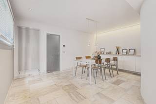 Op zoek naar een woning waar je wonen en werken perfect kunt combineren? Deze voormalige bakkerij biedt maar liefst +170 m² aan polyvalente werk- en handelsruimte, gecombineerd met een ruime, instapklare woning. Ideaal voor wie wonen en een zelfstandige activiteit, praktijk, kantoor of hobby wil verenigen.<br /><br />WONEN<br />De woning verwelkomt je met een inkomhal en een aangename, lichtrijke leefruimte met open keuken. Verder zijn er een ruime bergruimte, wasplaats en apart toilet. Op de eerste verdieping bevinden zich 4 slaapkamers, waarvan één nog verder af te werken, en een luxueus uitgeruste badkamer met bad, douche, dubbele lavabo en toilet. De ruime zolder biedt bovendien de mogelijkheid om 1 à 2 extra slaapkamers te creëren.<br /><br />WERKEN<br />Het aparte werkgedeelte omvat een ontvangstruimte/handelsruimte, bureauruimte, een zeer ruime garage en een polyvalente ruimte van meer dan 70 m². Dankzij de indeling kunnen wonen en werken volledig van elkaar gescheiden worden. De mogelijkheden zijn eindeloos: kantoor, praktijk, atelier, fitness, hobbyruimte...<br />Ook buiten is het genieten met een aangename tuin, tuinberging en overdekt terras.<br /><br />TROEVEN<br />* Geen renovatieverplichting<br />* Instapklare en luxueus afgewerkte woning<br />* Wonen en werken perfect te combineren<br />* +170 m² handels-/werkruimte<br />* Tal van mogelijkheden voor zelfstandige activiteit of hobby<br /><br />Een pand met ruimte, mogelijkheden en karakter. Benieuwd wat jij ermee kunt doen? Plan vandaag nog je bezoek!<br /><br />Ref.: LS/26093/TK