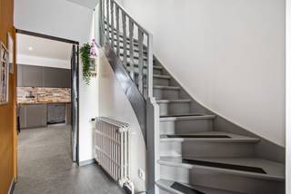 Zeer gunstig en rustig gelegen woning in een wijk zonder doorgaand verkeer. Dit huis bevindt zich op wandelafstand van enkele winkels, de Rupeldijk en natuurgebied. De oprit van de A12 Antwerpen-Brussel ligt op 5 min. rijden. Ideaal voor woon-werkverkeer & gezin met kinderen! Er is parkeergelegenheid in de onmiddellijke omgeving. <br /><br />De indeling is als volgt: -1: een KELDER; GLVL: een inkomhall, een woonkamer met ingemaakte kast, een nieuw en modern ingerichte keuken en een modern ingerichte badkamer met toilet; 1eV: een nachthall en 3 slaapkamers; 2eV: een traphall en 3 slaapkamers. De tuin is volledig aangelegd en heeft een uitweg achteraan, een tuinhuis met terras achteraan & een overdekt terras met aansluiting wasmachine en droogkast. <br /><br />Het bouwjaar is 1957. Nieuwe elektrische installatie & nieuwe CV REMEHA ketel aanwezig. Het dak werd geïsoleerd en voorzien van nieuwe velux dakramen en elektrische rolluiken. Goede EPC score: Label B. De keuring van de elektriciteit is conform. Dit eigendom is instapklaar!