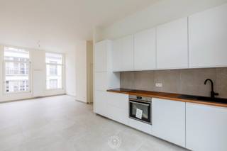 In dit prachtig gerenoveerd herenhuis bevindt zich dit charmante appartement op de tweede verdieping. De absolute troef is het ruime en...