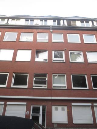Dakappartement 2 slaapkamers met dakterras<br /><br />Appartement met inkomhal, 2 slaapkamers, badkamer met bad en toilet, living, keuken, berging. Ingerichte keuken met gasfornuis, ingebouwde frigo en oven. Mogelijkheid om een wasmachine of vaatwassser te plaatsen. Zicht op groen/ bomen vanuit de living en de keuken (rustig).<br />Bewoonbare oppervlakte van 84 m².<br /><br />De berging heeft toegang via een uitrekbare trap naar het dakteras in bankirai met zicht op de 3 torens van Gent. Gelegen vlakbij het mooie begijnhof en de Rabot torens. <br /><br />Op de 4de verdieping op een totaal van 4. Voorzien van lift. Gemeenschappelijke verwarming met gascondensatie ketel BUDERUS en boiler BUDERUS per gebouw van 9 à 10 appartementen. Nieuwe calorimters van SPM Technologies sinds dec 2025 voor verwarming en warm water. <br /><br />Bouwjaar 1968. Dak en ramen werden gerenoveerd in 2019. EPC 176 kWh/m²/jaar of label B. <br /><br />VME bestaande uit 58 appartementen in 6 residenties. Werken te voorzien aan achtergevel.<br />Mogelijkheid tot aankoop van een ondergrondse garagebox voor 30.000 EUR.<br /><br />Op 200 meter van tramhalte Gent Rabot (Begijnhoflaan) en 200 meter van tramhalte Gent Brugsepoort (Duizend Vuren).<br /><br />Supermarkt Okay City op 550 m of 7 min te voet, 900 m van LIDL en Carrefour market Gent Groene Vallei, 1 km van Aldi, 1,1 km van Proxy Delhaize.<br /><br />Geen interesse in samenwerking met vastgoedmakelaar, gelieve jullie zich te onthouden.<br />