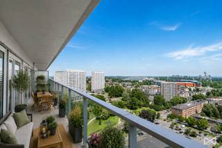 <p><span>Informatie &amp; bezoeken: </span><span>anastasia.s@weinvest.be</span><span> | 02 315 77 22</span></p>
<p><span>Ontdek dit prachtige appartement met 3 slaapkamers, gelegen op de 19de verdieping van een uitstekend onderhouden mede-eigendom in Jette.</span></p>
<p><span>De ligging is een absolute troef: op wandelafstand van winkels, scholen, parken en alle dagelijkse voorzieningen. Dankzij de nabijheid van tram-, bus- en metroverbindingen geniet u van een uitstekende bereikbaarheid. Bovendien zorgen de vlotte aansluiting op de Brusselse Ring en de tunnels voor een snelle verbinding naar het stadscentrum en de belangrijkste invalswegen.</span></p>
<p><span>Bij het betreden van het appartement wordt u meteen gecharmeerd door de ruime volumes, de overvloedige lichtinval en de uitstekende staat van onderhoud. Het appartement beschikt over drie mooie slaapkamers, tal van opbergmogelijkheden en een praktische wasruimte, wat garant staat voor optimaal wooncomfort.</span></p>
<p><span>De twee ruime terrassen vormen een verlengstuk van de leefruimte en bieden een prachtig vrij uitzicht over Brussel, ideaal om volop te genieten van zonnige dagen of het indrukwekkende panorama.</span></p>
<p><span>Een extra troef is dat het appartement volledig gemeubeld wordt verkocht met kwalitatief maatwerkmeubilair, ontworpen om elke ruimte optimaal te benutten. Ideaal voor wie onmiddellijk wil intrekken of op zoek is naar een zorgeloze investering.</span></p>
<p><span>Een afgesloten garagebox is beschikbaar voor een meerprijs van € 30.000 en biedt extra comfort in deze gegeerde buurt.</span></p>
<p><span>EPC: C – CO₂-uitstoot: 29 kg/m²/jaar – Primair energieverbruik: 150 kWh/m²/jaar.</span></p>
<p><span>Een appartement dat comfort, functionaliteit en een topligging perfect combineert. Zeker een bezoek waard!</span></p>
<p><span>Neem vandaag nog contact met ons op om een bezoek te plannen! Ontdek al onze exclusieve panden op WEINVEST.BE.</span></p>
<div><hr /></div>
<h1></h1>