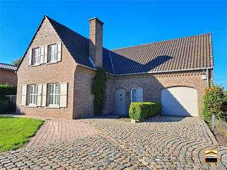 Prachtige open bebouwing gelegen langs de verbindingsweg van Sint Truiden - Tongeren Deze villa werd afgewerkt met duurzame materialen. Een woning...