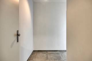 <strong>Beschikbaar vanaf 01/05/2026.<br />Energiezuinig nieuwbouwappartement</strong> <strong>met ondergrondse autostaanplaats </strong>en terras in Lier. Het gebouw beschikt over een lift en er is een gemeenschappelijke fietsenstalling aanwezig. Het appartement bevindt zich op wandelafstand van het station en centrum Lier.<br /><br /><strong>Indeling: </strong><br />Via de inkomhal bereiken we de ruime woonkamer met open keuken en directe toegang tot het overdekte terras. De volledig ingerichte keuken is uitgerust met kwalitatieve toestellen waaronder een vaatwasser, koelkast, oven en keukenblad. Verder is er een afgesloten berging met aansluiting voor een wasmachine en droogkast.<br /><br />Er zijn twee slaapkamers aanwezig. De badkamer is voorzien van een ligbad, een enkel lavabomeubel en een handdoekdroger. Daarnaast is er een apart toilet voorzien met lavabo.<br /><br /><strong>Bijzonderheden:</strong><br />Inclusief <strong>privatieve autostaanplaats</strong>;<br />Gemeenschappelijke kosten: 100,00- euro;<br />Lift aanwezig;<br />Gemeenschappelijke fietsenstalling;<br /><strong>Beschikbaar vanaf 01/05/2026.</strong><br /><br /><strong>Ligging:</strong><br />Dit appartement biedt een <b>uitstekende woonkwaliteit</b> op een strategische en goed bereikbare locatie, met <b>alle voorzieningen binnen handbereik</b>.