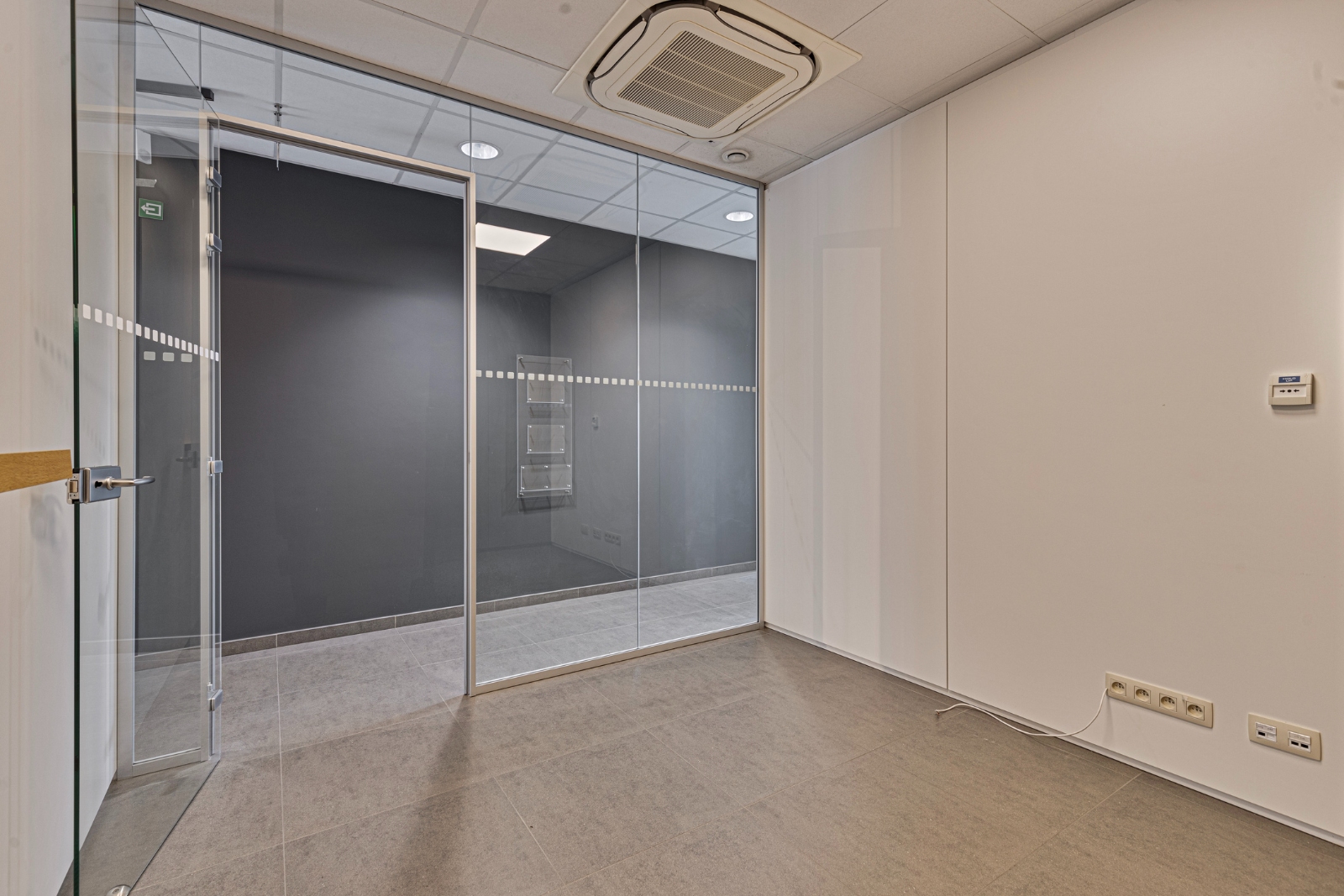 Kantoor- of praktijkruimte met 3 staanplaatsen - foto 5