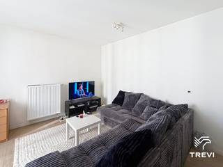 <p><strong>ETTERBEEK – In the European Quarter, a stone's throw from Leopold Park, Place Jourdan, and the European institutions, close to public transport (Schuman/Maelbeek) and shops, in the "Esplanade" project, lovely 1-bedroom apartment of ±48m² of living space located on the 8th floor. It consists of an entrance hall with separate toilet, a living room of ±17.5m² with an equipped open-plan kitchen (oven, hobs, extractor hood, fridge/freezer) and access to a lovely terrace of ±10m², a bedroom of ±11.5m², and an en-suite shower room (shower, sink). Cellar and parking included in the rent. EPC B! Available from 01/10/2026! </strong></p>
<p><strong>Charges of €260/month - Flat fee of €120 for common areas and €140 provision for hot water and heating!</strong></p>
<p><strong>One-time move-in fee of €50! One-time move-out fee of €50!</strong></p>
<p><u>On the 8<sup>th</sup> floor:</u></p>
<ul>
<li>Entrance hall with separate toilet</li>
<li>Living room of ±17.5m² (4 x 4.3) with access to terrace of ±10m²</li>
<li>Equipped open-plan kitchen (oven, hobs, extractor hood, fridge/freezer)</li>
<li>Bedroom of ±11.5m² (3.16 x 3.56)</li>
<li>En-suite shower room (shower, sink)</li>
</ul>
<p>Cellar No. C1.14</p>
<p>Parking space No. P0.41 included in the rent</p>
<p> </p>
<p>Charges of €260/month - Flat fee of €120 for common areas - Provision of €140 for hot water and heating</p>
<p>One-time move-in fee of €50! One-time move-out fee of €50!</p>
<p>EPC B.</p>
<p></p>