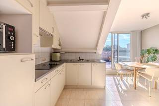 <h1>Instapklaar 1-slaapkamerappartement met ruim terras in Lille</h1>
<p>Aan de Rechtestraat 22 in Lille bevindt zich dit uitstekend onderhouden 1-slaapkamerappartement in een kleinschalige residentie met lage gemeenschappelijke kosten.</p>
<p>Het appartement beschikt over een lichtrijke leefruimte, een ruime slaapkamer en een prachtig, royaal terras waar u in alle rust kunt genieten. Een overdekte parkeerplaats is inbegrepen in de prijs.</p>
<p>Dankzij het gunstige EPC, de conforme elektriciteit en de perfecte staat van onderhoud is dit een zorgeloze aankoop. Bovendien is het appartement momenteel verhuurd, wat het ook bijzonder interessant maakt als investering. Er is geen lift.</p>
<h3>Troeven</h3>
<ul>
<li>
<p>1 slaapkamer</p>
</li>
<li>
<p>Ruim terras</p>
</li>
<li>
<p>Overdekte parkeerplaats inbegrepen</p>
</li>
<li>
<p>Lage gemeenschappelijke kosten</p>
</li>
<li>
<p>Gunstig EPC</p>
</li>
<li>
<p>Elektriciteit conform</p>
</li>
<li>
<p>Momenteel verhuurd</p>
</li>
<li>
<p>Ideaal voor starters en investeerders</p>
</li>
</ul>
<p>Interesse? Contacteer Flor Vastgoed voor meer informatie of een bezoek.</p>