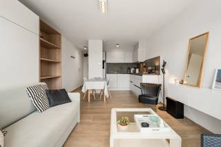 Op slechts 100 meter van het strand en de zeedijk ligt dit prachtig afgewerkte studio. De lichtrijke living met open keuken sluit naadloos aan op een heerlijk zongericht terras. De studio beschikt over een moderne badkamer met douche en lavabo, en is met een EPC B-label bijzonder energiezuinig. Dankzij de centrale ligging en de parkeergelegenheid voor de residentie geniet u hier van optimaal comfort in het hartje Koksijde -bad.