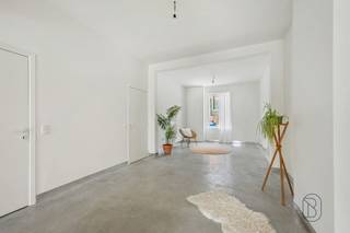 <p>Gerenoveerde en instapklare woning op een bijzonder fijne locatie. De woning beschikt over twee comfortabele slaapkamers, een kelder, een vernieuwde badkamer en een nieuwe, praktische keuken. In de ruime en lichtrijke leefruimte voelt elke dag aangenaam aan. Buiten geniet je van een grote, zonnige tuin met een mooi terras.<br /><br />Met school en winkels op wandelafstand, en een uitstekende verbinding naar de R8 en het centrum, biedt deze woning een perfecte combinatie van comfort, rust en bereikbaarheid. Een mooie kans voor wie zorgeloos wil wonen<br /><br />Meer info of plan je bezoek via denis@immobeguin.be</p>