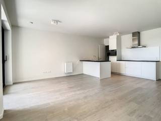 Dit tweeslaapkamer appartement op de 4e verdieping te huur bevindt zich in een recent nieuwbouw project in de wijk Zurenborg, op de Plantin en Moretuslei. Gezellige cafés, restaurants en winkels liggen in de buurt. De nabijheid van het openbaar vervoer en belangrijke invalswegen zorgen voor een goede bereikbaarheid van en naar Antwerpen. Indeling:- woonkamer- keuken afgewerkt met alle nodige toestellen: combi-oven, inductiekookplaat, vaatwasser en koelkast met vriesvak- 2 slaapkamers- badkamer met inloopdouche, dubbele lavabo en toilet- apart toilet- berging met aansluiting voor wasmachine- terrasExtra troeven:- ruime kelderberging- uitstekende bereikbaarheid- lichtarmaturen geplaatst- beschikbaar vanaf 01/04/2026De maandelijkse kosten bedragen € 120 per maand voor het liftgebruik en onderhoud van de gemeenschappelijke delen. Er is een mogelijkheid om een ondergrondse autostaanplaats bij te huren aan 100 euro per maand.Bent u geïnteresseerd in dit appartement te huur te Antwerpen? Aarzel dan niet om contact met ons op te nemen. Wenst u uw eigendom ook te koop of te huur te stellen? We helpen u graag verder. Steeds tot uw dienst om u verder te helpen met al uw vragen over vastgoed.