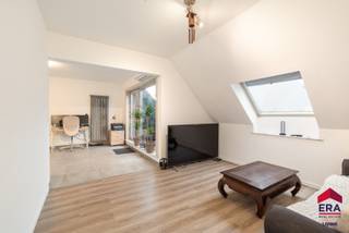 <p>Ben je op zoek naar een instapklaar appartement met drie slaapkamers en terras in Aalst? Gevonden!<br />In het hart van Aalst, op amper twee minuten wandelen van het station, winkels, scholen en horeca, vind je dit volledig gerenoveerde appartement dat comfort en ligging perfect combineert. Deze eigendom is niet alleen ideaal voor eigen bewoning, maar ook bijzonder interessant voor investeerders, met een mogelijk rendement meer dan 4%. De renovatie werd professioneel uitgevoerd met een vernieuwde keuken, moderne badkamer, aangepaste elektriciteit en chauffage, nieuwe vloeren en geïsoleerde plafonds. In de woonkamer is airco voorzien voor zowel koeling als verwarming, wat het wooncomfort nog verhoogt. Het appartement maakt deel uit van een kleinschalig gebouw zonder syndicus of lift, wat resulteert in lage gemeenschappelijke kosten, en beschikt over individuele tellers.</p>

<p>De praktische inkomhal geeft toegang tot alle ruimtes en leidt naar de lichtrijke woonkamer met halfopen keuken, die uitgeeft op een gezellig terras. De badkamer is modern ingericht met een inloopdouche, toilet en lavabomeubel. Daarnaast zijn er drie volwaardige slaapkamers en een aparte wasplaats, wat zorgt voor een vlotte en aangename indeling.</p>

<p>Ben je op zoek naar een zorgeloze woonst of een rendabele investering op een toplocatie in Aalst? Neem vandaag nog contact met ons op en plan snel je bezoek.</p>