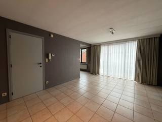Centraal gelegen appartement met twee slaapkamers, terras en garage. <br /><br />Indeling en omschrijving:<br />U betreedt dit appartement via de inkomhal, die toegang geeft tot de ruime woonkamer. Aan de linkerzijde bevindt zich de keuken, uitgerust met boven- en onderkasten, dubbele spoelbak, kookplaat en dampkap. Via de nachthal bereikt u de badkamer, welke voorzien is van een douche in bad en een lavabo met meubel. Verder zijn er twee slaapkamers, een praktische berging met aansluitingen voor wasmachine en droogkast en het toilet. Bovendien beschikt het appartement achteraan nog over een terras en garage.<br /><br /><span>Extra info: geen verdere gemeenschappelijke kosten I EPC 123 kWh/ (m² jaar) label B I watertoets: P-score: A I G-score: A.</span>