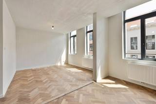 !!!Gelieve uw bezoekaanvraag per e-mail te sturen naar info@rochtusvastgoed.be, met vermelding van uw naam, gsm-nummer en het adres van het te bezoeken pand!!!<br /><br />Dit instapklare appartement is gelegen in de Breydelstraat te Antwerpen, op wandelafstand van de Meir, de Rooseveltplaats en het Centraal Station. Dankzij de uiterst centrale ligging bevinden winkels, openbaar vervoer, horeca en alle nodige voorzieningen zich in de onmiddellijke nabijheid.<br /><br />Het appartement bevindt zich op de tweede verdieping en verkeert in uitstekende staat van onderhoud en werd volledig gerenoveerd. Aan de voorzijde bevindt zich de lichtrijke leefruimte met open keuken. Dankzij de vele raampartijen geniet deze ruimte van een aangename natuurlijke lichtinval. De keuken is volledig geïnstalleerd en voorzien van een vaatwasmachine, wastafel met kraan, oven, koelkast en voldoende opbergkasten.<br /><br />De badkamer is modern ingericht met een inloopdouche, badkamermeubel, toilet en aansluiting voor de wasmachine.<br />Achteraan bevinden zich twee volwaardige slaapkamers, beide met toegang tot het terras. Dit terras vormt een absolute meerwaarde en biedt voldoende ruimte om aangenaam buiten te vertoeven.<br /><br />Verder beschikt het appartement over dubbele beglazing en werden de muren volledig geïsoleerd. Gas en elektriciteit zijn individueel. <br /><br />Kortom, een volledig gerenoveerd en instapklaar appartement met twee slaapkamers en een uitzonderlijk ruim terras, gelegen op een toplocatie in het centrum van Antwerpen.