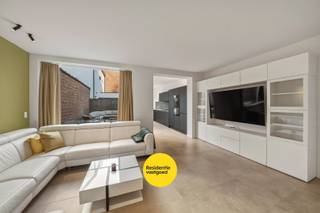 Deze prachtig gerenoveerde rijwoning combineert ruimte, licht en een uitzonderlijke ligging in Mariakerke. Gelegen recht tegenover een rustig...