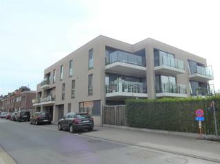 Lichtrijk en gezellig 2-slaapkamer appartement te Aalst in de nabijheid van winkels, scholen, openbaar vervoer en verbindingswegen. Dit appartement is gelegen op de eerste verdieping en eveneens toegankelijk met de lift. Indeling: ruime inkomhal (9,30m²), aparte toilet (1,50m²), leefruimte met totaal ingerichte open keuken voorzien van een enkele spoelbak, keramische kookplaat, dampkap, koelkast met vriesvak, vaatwasmachine en oven (40m²), aansluitend een terras vooraan (3,50m²) en achteraan (5m²), berging/wasplaats (2m²), 2 slaapkamers (10m² + 7,50m²) en badkamer met dubbele lavabo en ligbad (5m²). Het appartement is bemeubeld en reeds voorzien van verlichting en raamdecoratie. De maandelijkse lasten bedragen 75€. Verder is er ook een afgesloten kelderberging inbegrepen en een staanplaats voor 1 wagen in de ondergrondse garage. Vrij vanaf 01/10/2026. Voor meer informatie of een bezoek mail naar affligem@immoaccenta.be