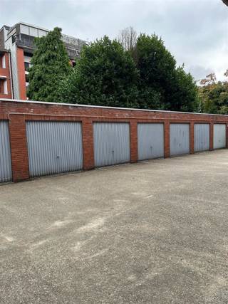 Garagebox te koop, standaard afmeting. Het garage complex is afgesloten met een automatische poort.   ...