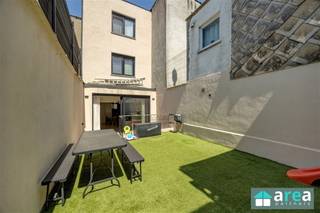 <p><span>Achter een charmante en authentieke gevel, in een rustige straat, vinden we deze modern gerenoveerde gezinswoning terug. Het betreft een ruime woning met 4 slaapkamers, 2 badkamers en een gezellige zuidgerichte tuin. De woning werd tot in de puntjes gerenoveerd in 2023 met oog op detail. De Mortex afwerking biedt een strak en puur gevoel en vormt een prachtig geheel! Gelegen in een vlot bereikbare buurt, op wandelafstand van winkels, scholen, openbaar vervoer en het groene Rivierenhof. Dankzij de nabijheid van de Ring geniet u bovendien van een uitstekende verbinding met Antwerpen-centrum en de omliggende gemeenten.<br /><br />Mogelijkheid overname parkeerplaats naast de deur (€68,83/mnd)</span></p><p><span> </span></p><p><span>Grootste troeven</span></p><p><span>-Centrale locatie</span></p><p><span>-Recente hoogwaardige totaalrenovatie (2023)!</span></p><p><span>-Future proof wonen: Gunstig EPC (B) van 115kWh/(m²jaar)</span></p><p><span>-Vloerverwarming (GLVL)</span></p><p><span>-Renson C+ ventilatie</span></p><p><span> </span></p><p><span>Indeling:</span></p><p><span>-GLVL: De ruime & lichte living vloeit naadloos over in de volledig geïnstalleerde keuken dankzij de Mortex vloer. Achteraan bevindt zich de zuid-gerichte tuin (40m²), een ware privé-oase waar je tot rust komt!</span></p><p><span>-V1: 2 ruime slaapkamers (13m² & 12m²) langs voor- en achterzijde. Centraal treffen we de ingerichte badkamer (9m²) met douche en ligbad alsook een apart toilet.</span></p><p><span>-V2: Hier bevinden zich de laatste 2 slaapkamers (19m² & 12m²), waarvan de grootste geniet van een ensuite badkamer (4m²) met douche en toilet. Tot slot is er nog een technische ruimte (3m²).</span></p><p><span> </span></p><p><span>Voor meer informatie kan u terecht bij Area Partners. INFO@area.be of 03/284.60.60</span></p><p><span> </span></p>