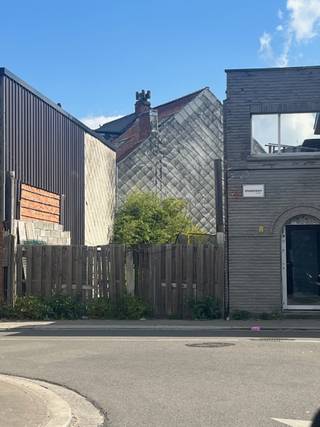 <strong>HANDELSRUIMTE VAN ONGVEER 160 M² +ZEER RUIM DUPLEXAPPARTEMENT MET 5 SLAAPKAMERS EN 2 BADKAMERS MET OP GELIJKVLOERS HANDELSPAND </strong><br />oprit met parkeergelegenheid, tuin <br />grote winkel/kantoorruimte van ongeveer 160M² eventueel gelijkvloerappartement van te maken ( tweewoonst) <br /><strong>1 ste verd</strong>.     zeer ruime living met veel lichtinval met ruime ingerichte keuken,badkamer. 2 slaapkamers + groot dakterras <br /><strong>2  de verd</strong>     3 slaapkamers + badkamer <br />Verschillende bergingen <br />bewoonbare oppervlakte 403 M2 !!!<br />EPC F ( doordat winkelruimte grote ramen heeft met enkel glas )