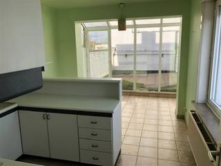 <p><span>Duplex appartement : trap naar eerste verdiep - inkom - woonkamer - eetplaats - ingerichte keuken - ruim terras - 2 slaapkamers - badkamer met douche - vrij op heden - Maandelijks voorschot water 25 euro.  UC code 2138935-res-1 - EPC score 380 kWh/m³ - Voor info of bezoek bel 056.21.58.00 of www.immo-lvb.be, naar pand gaan en via de agenda de afspraak inboeken. </span></p>