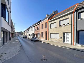 <p><strong>Te renoveren woning met 4 slaapkamers</strong><br /><br />In de Scheepswerfstraat in Baasrode bevindt zich deze te renoveren gesloten bebouwing met een praktische indeling en tal van mogelijkheden. De woning is gunstig gelegen op korte afstand van het centrum, winkels, scholen en openbaar vervoer. Bovendien geniet u van een vlotte verbinding naar Dendermonde en de omliggende gemeenten.<br /><br />De woning beschikt over een gezellige leefruimte, keuken en een veranda die uitkijkt op het achterliggende tuintje. Op het gelijkvloers bevindt zich daarnaast een douchekamer en de eerste slaapkamer, wat extra comfort biedt. Op de verdieping vindt u nog drie slaapkamers en een ruime badkamer, uitgerust met zowel een ligbad als een douche.<br /><br />Achteraan beschikt de woning over een tuintje met tuinberging, ideaal voor fietsen, tuinmateriaal of extra opslag.<br /><br />De woning heeft een EPC-label E, waardoor de renovatieplicht van toepassing is. Dit biedt de ideale kans om de woning volledig naar eigen smaak en de hedendaagse energienormen te renoveren.<br /><br />Troeven</p>
<ul>
<li>4 slaapkamers</li>
<li>Badkamer met ligbad en douche</li>
<li>Extra douchekamer op het gelijkvloers</li>
<li>Gunstige ligging nabij het centrum van Baasrode</li>
</ul>
<p><br />Bent u op zoek naar een woning die u volledig naar uw eigen smaak kunt inrichten op een centrale locatie? Dan is deze eigendom zeker een bezoek waard.<br />Voor meer informatie of een bezoek neem contact op via niels@berno.be of 052/20.24.40.</p>